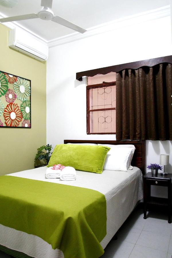 Amina Inn Flores Bagian luar foto