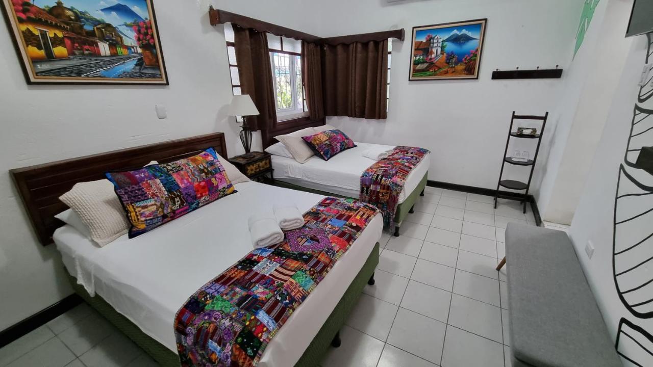 Amina Inn Flores Bagian luar foto