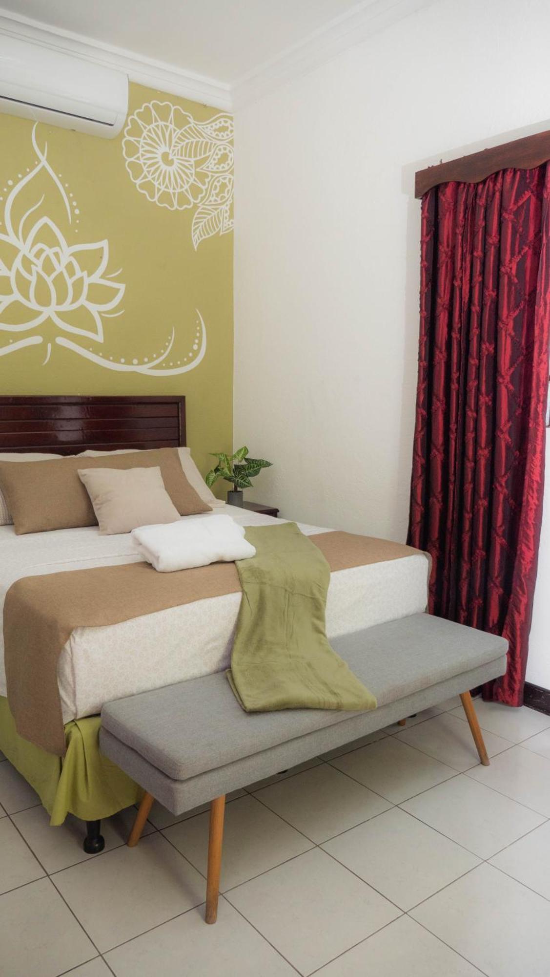 Amina Inn Flores Bagian luar foto