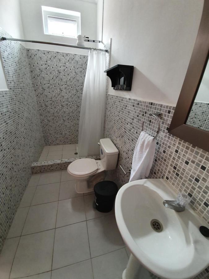 Amina Inn Flores Bagian luar foto