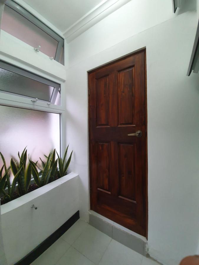 Amina Inn Flores Bagian luar foto